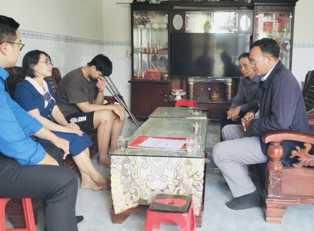 Đại diện Mặt trận Tổ quốc xã hỏi thăm tình hình sức khỏe của gia đình em Hiệp